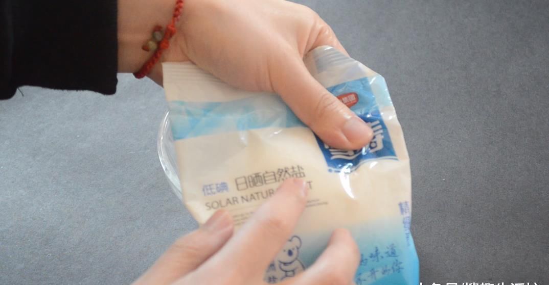 妙招|洗碗槽的排水口又脏又臭难清洗 用这个方法能帮你解决, 省钱又实用