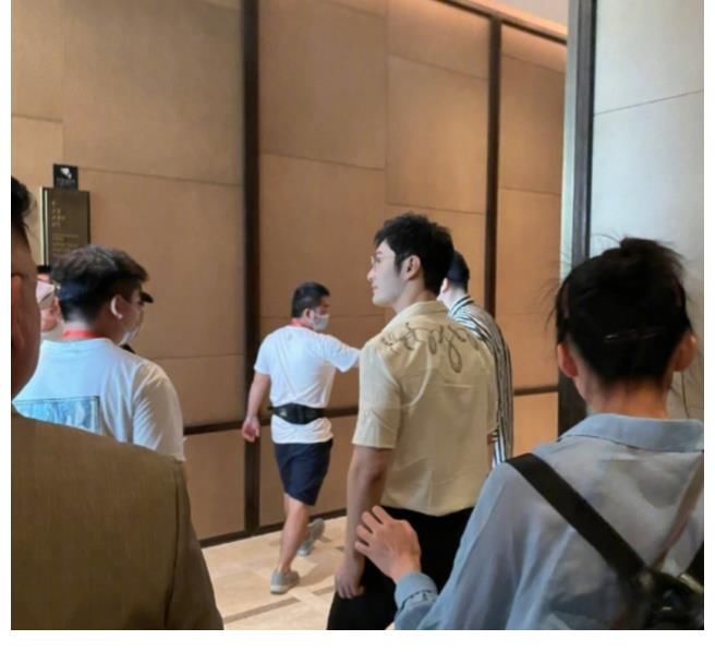 黄晓明|黄晓明录制《中餐厅5》路透照　发线前移保持刘海发型