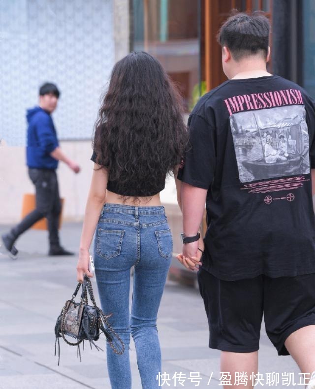 打底裤|瑜伽裤的裙摆摇曳,穿搭清秀精致,让人神往