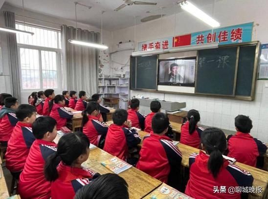 聊城这所小学的开学第一课：爱国教育 致敬戍边英雄