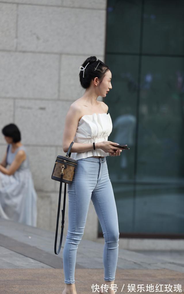 半袖|身着灰色半袖上衣露出腰线十分有个性,长发十分引人注目