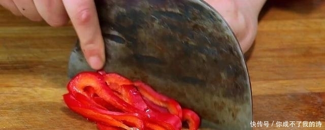 莴笋最好吃做法,加2个鸡蛋,我家一周做5次,下酒下饭,香