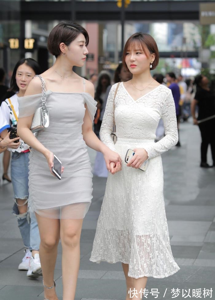 小姐姐|灰色的沉稳与白色的纯净,闺蜜俩这样穿搭,够美