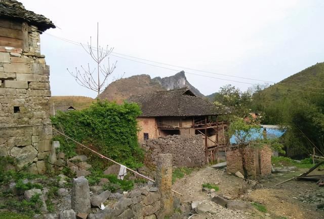 易虎臣:《变形计》最“成功”的富二代,害家庭破产毁掉妹妹一生