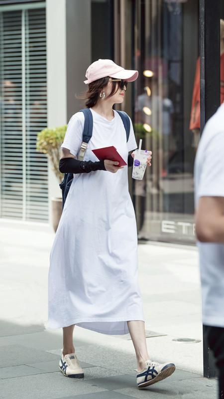 成熟|街拍:身材苗条气质成熟的小姐姐,长相美很有魅力