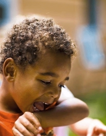 平板电脑|孩子玩手机或者是看电视的时候老是凑的很近,我们该怎样引导他,让他正确用眼。
