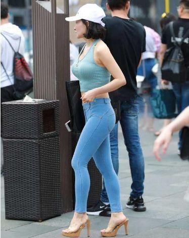 街拍成熟性感的辣妈,穿上了紧身牛仔裤,女人风韵味十足