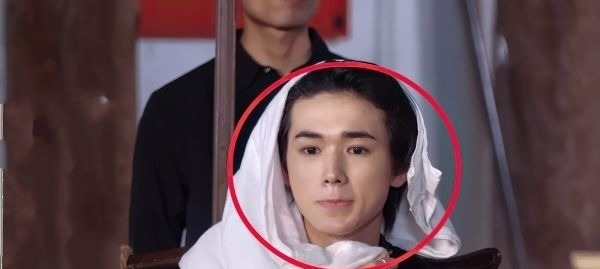 宋亞軒和范丞丞玩游戲時(shí)，意外淋水素顏出鏡