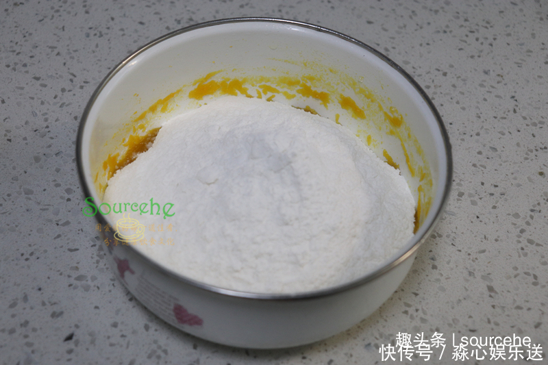 外酥|做南瓜饼时加点芝麻,外酥里软,软软糯糯,香味醇厚,老小爱吃