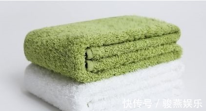 白醋+|不管毛巾多脏多黄,在水里滴几滴,洗完的毛巾又软又干净,都学学