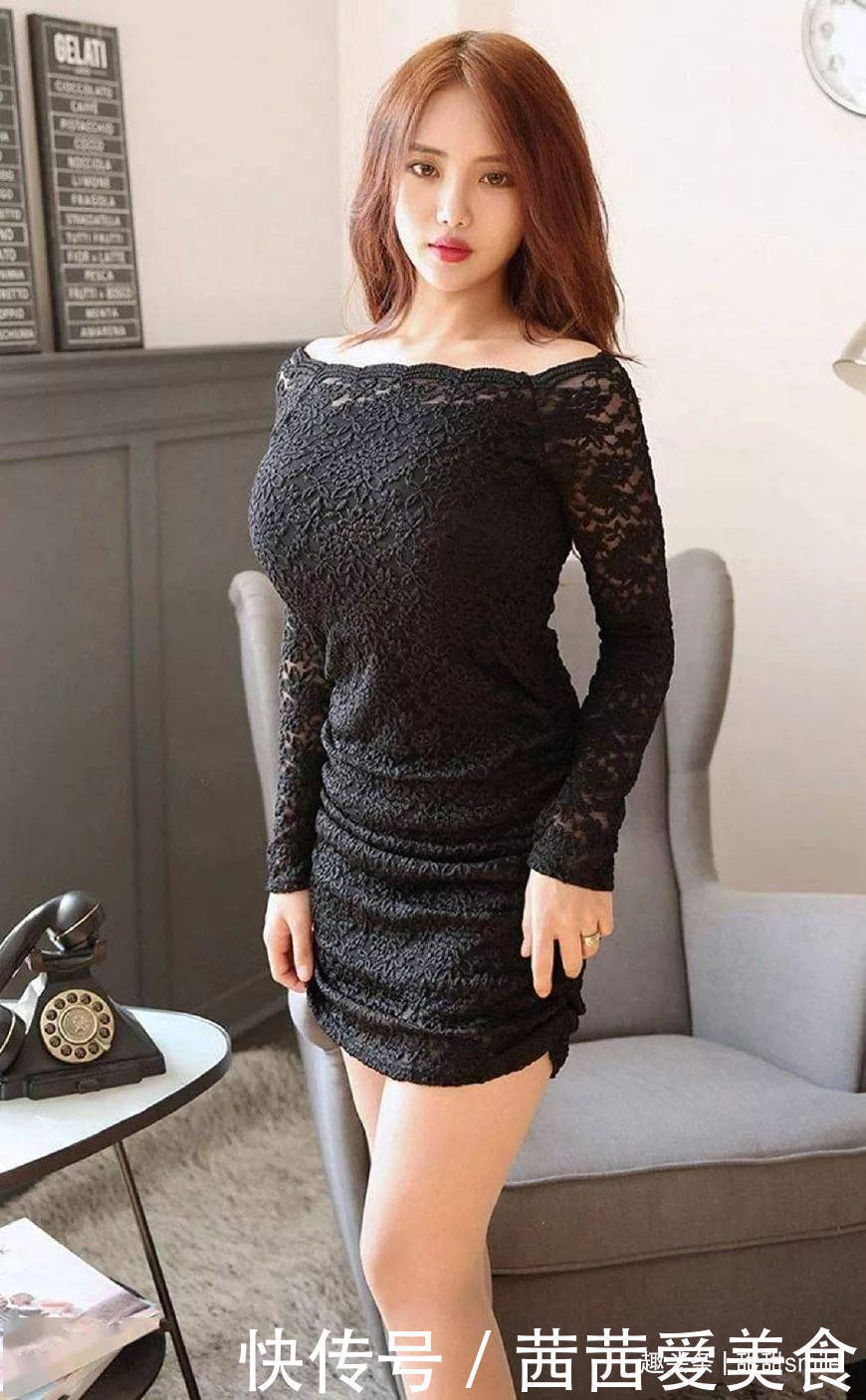 美女脚上搭配上一双黑灰色的高跟鞋,有着一种女神般的气息