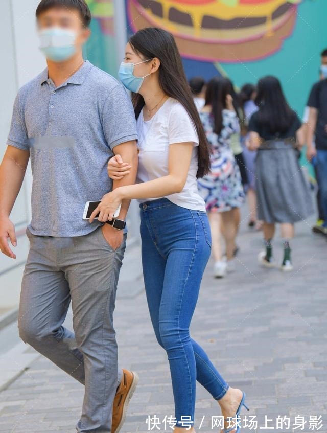 t恤 白短袖搭配牛仔裤,干净的穿搭,随性洒脱