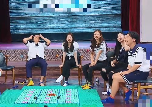 袜子 跑男团穿袜子玩指压板,别人的颜色都成双成对,只有蔡徐坤是一个人