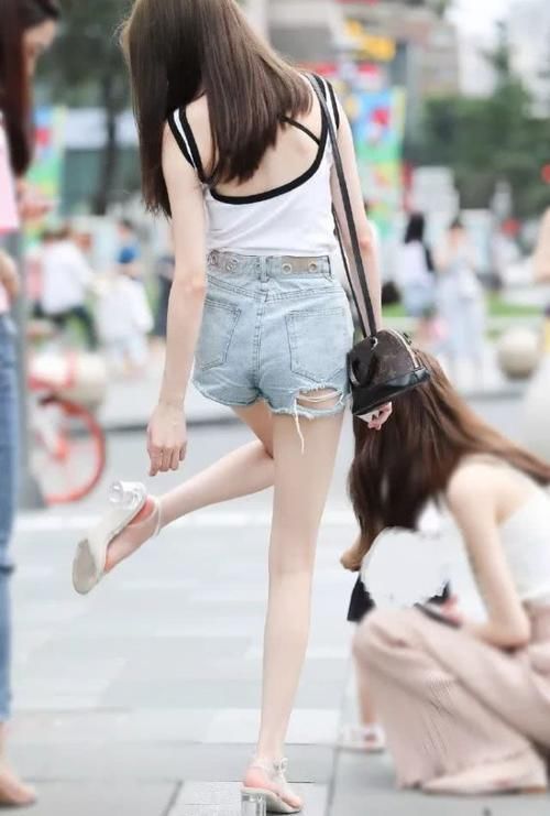 路人街拍清凉时尚的长发美女,小姐姐这腿美得不讲道理啊
