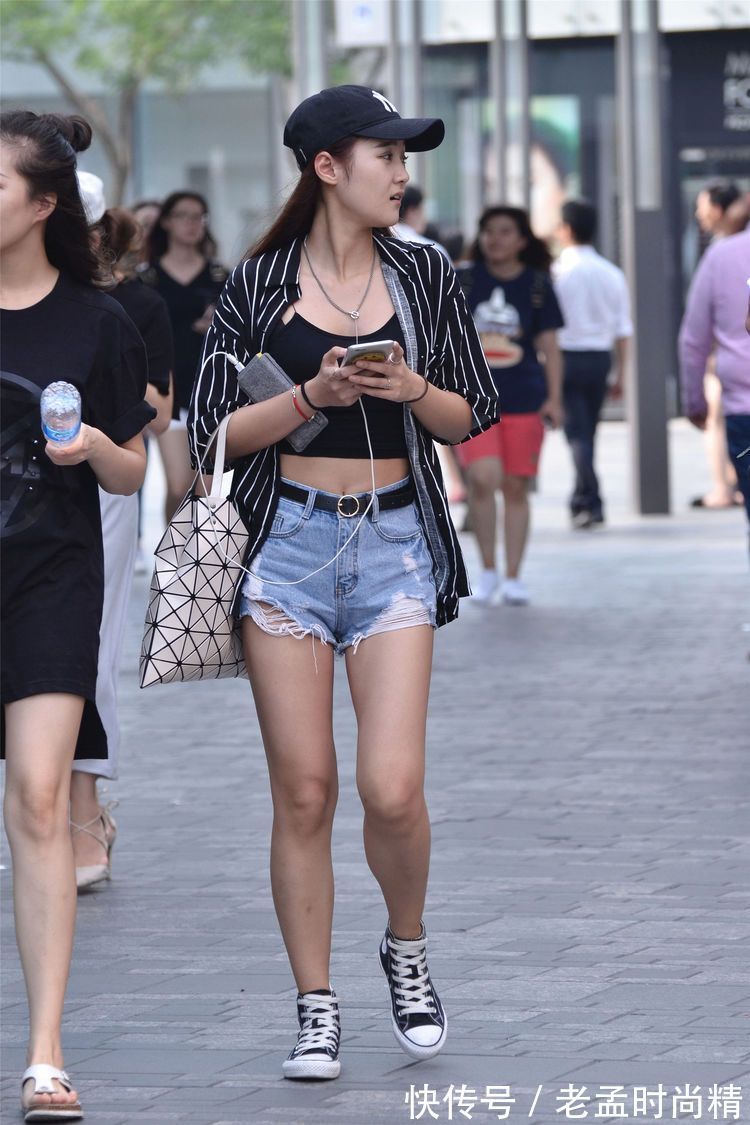 牛仔裤 街拍:美女白色牛仔裤搭配白色无袖小衫,凸显身材比例和长腿优势