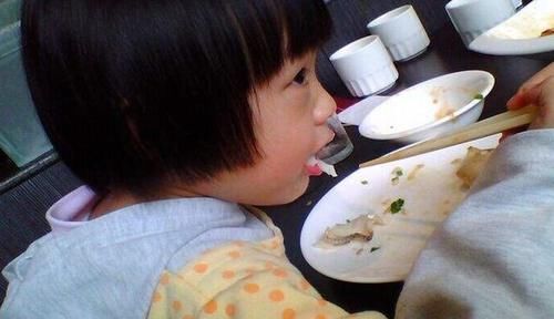 妈妈|3岁孩子吃鱼“卡鱼刺”,妈妈这“取刺”办法,连儿科医生都称赞