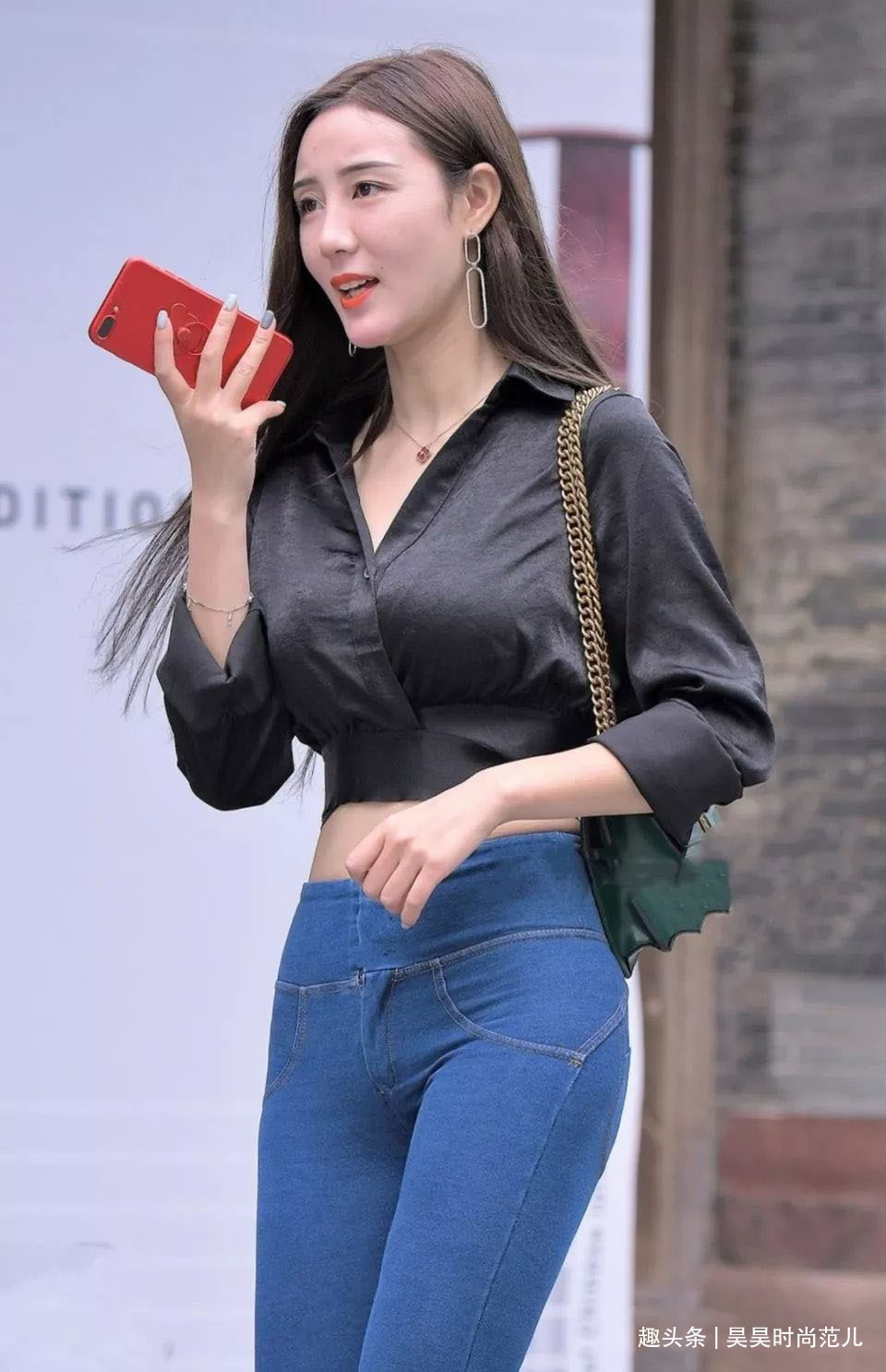 小姐姐 修身牛仔裤搭配收腰衬衫，个性时尚又显身材，尽显知性优雅气质