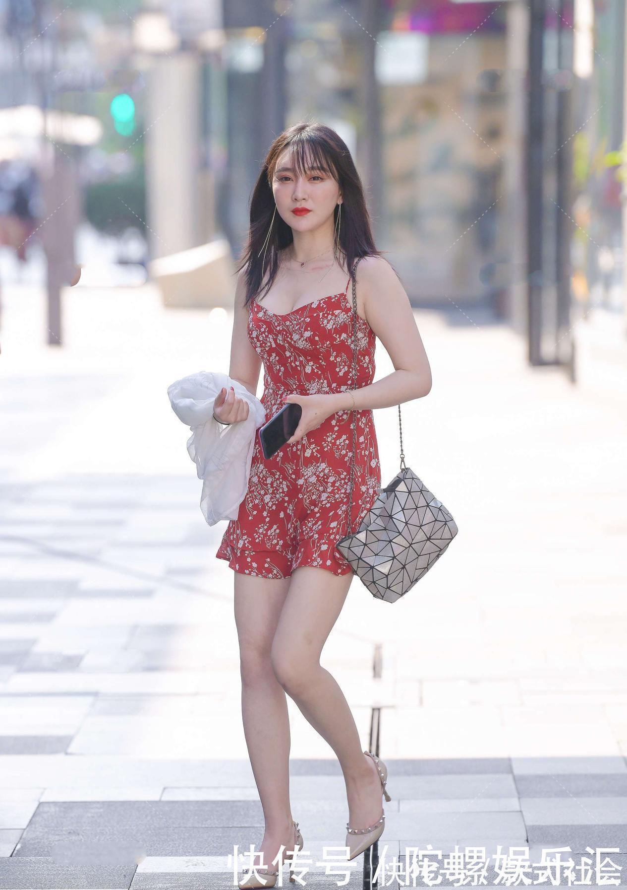 碎花连衣裙|红色碎花连衣裙搭配铆钉高跟鞋,既显清新又凸显个性
