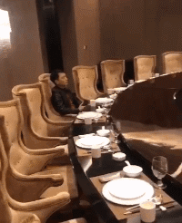 |搞笑GIF:摄影师你别晃了好不好我都看不清