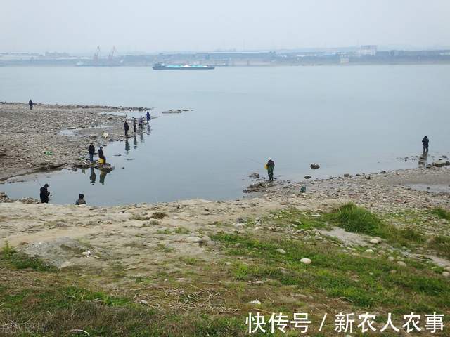 安徽一男子火了,直接坐在自己家的屋中钓鱼,网友:房子不卖吧?