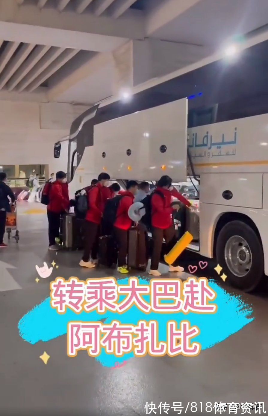 短池|小鳥依人!全紅嬋隨游泳隊抵達阿聯(lián)酋,排隊入境像小可愛闖入巨人國