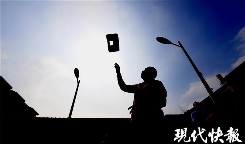 殷巷石锁|上下翻飞、花样百出,百斤石锁在76岁传承人手中“轻飘飘”