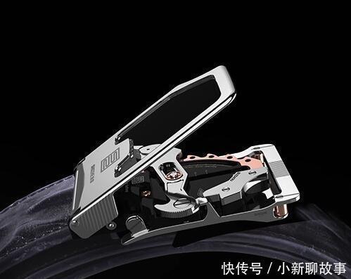 戴金链子太俗气了，今年流行这8款“随身好物”，出门新潮更有面