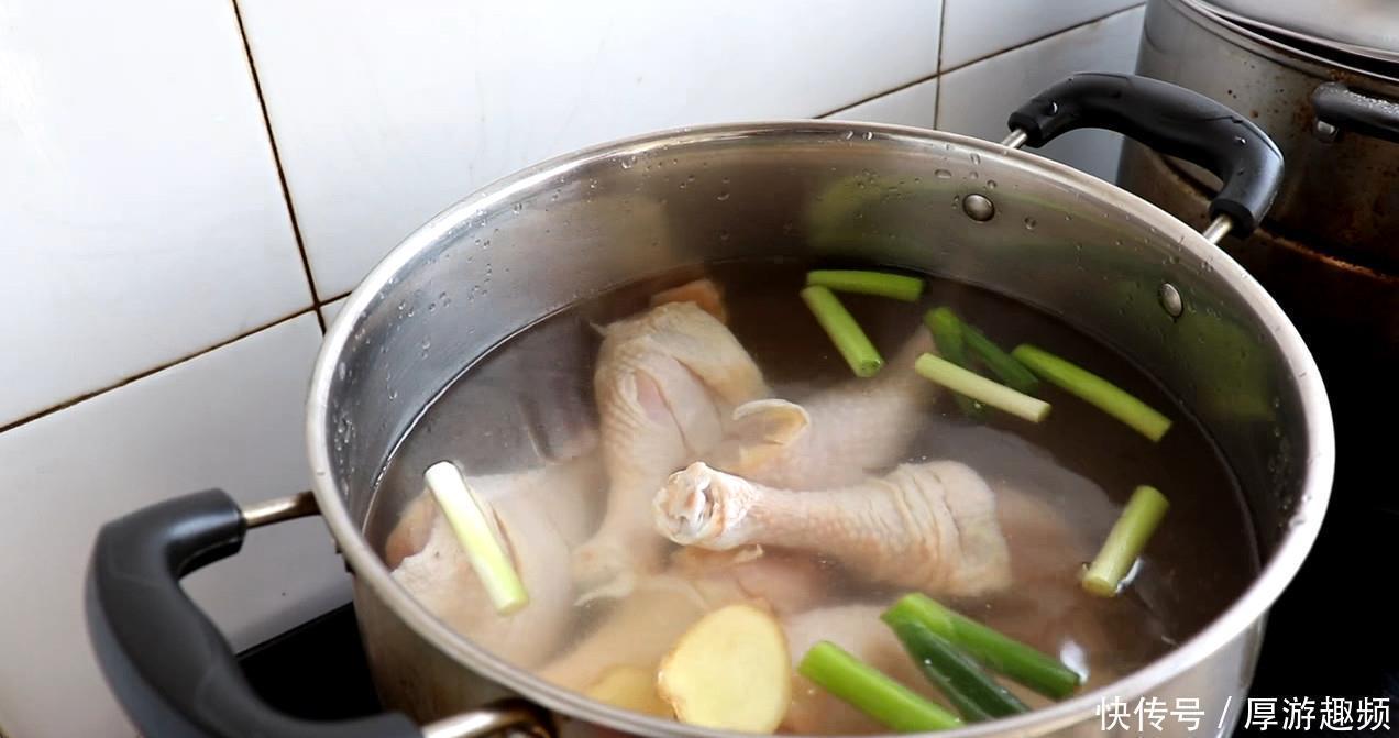 生姜片|鸡腿最好吃的做法,肉香软烂脱骨,一次做一大锅鸡腿不够吃
