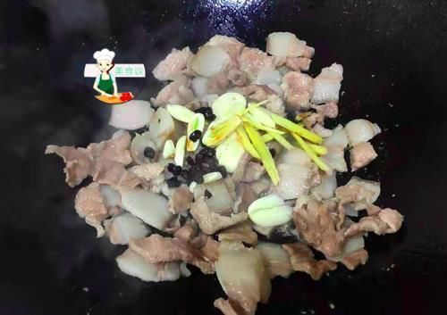 入冬后,最馋这道菜,比回锅肉还香,每回炒一盘,一锅米饭不够吃