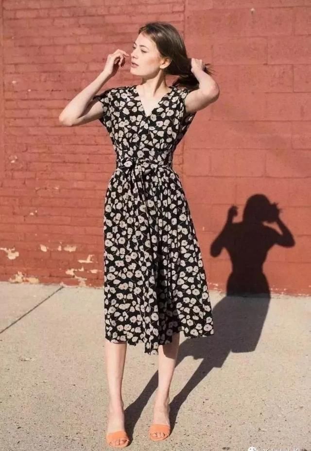  连衣裙|忘掉高跟鞋，“连衣裙+平底鞋”才是夏季王炸组合