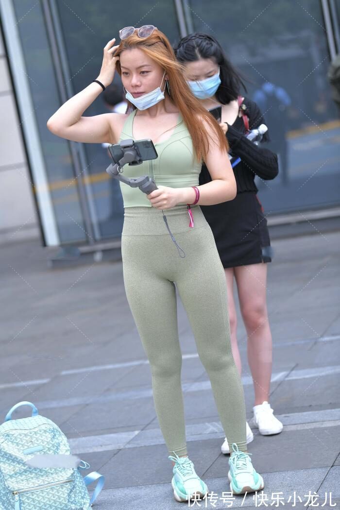 吊带背心 吊带背心搭配瑜伽裤,显得更有精气神,更显年轻化运动感满满