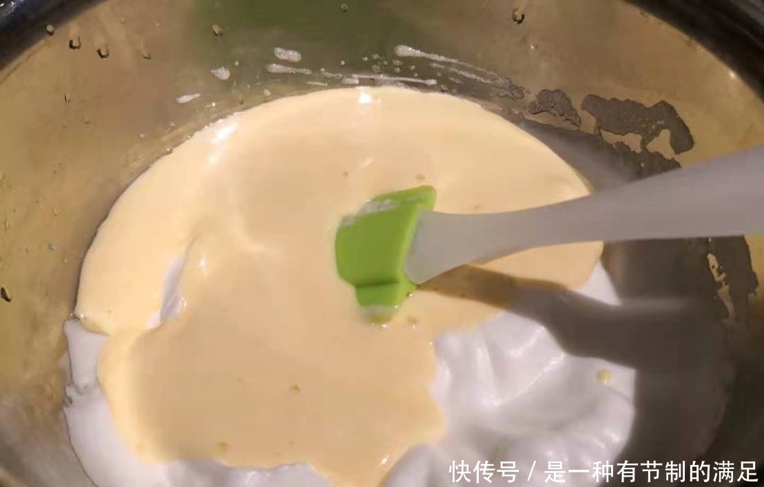 做好这一步，普通的戚风蛋糕，也能拥有“水光肌”