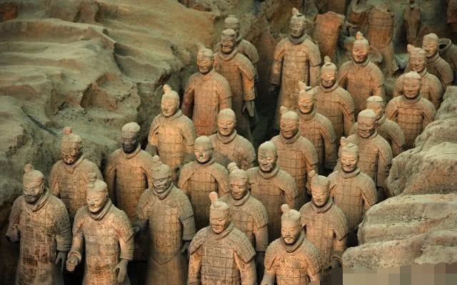 秦始皇兵马俑栩栩如生是用真人烧制?1尊兵马俑裂开后,谜底被解开!