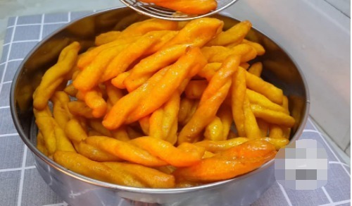 麻花|1个南瓜,2个鸡蛋,不用一滴水,做法比麻花简单,比南瓜饼都好吃