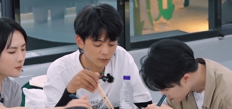 丁真|《中餐廳5》下期營業,黃曉明丁真寧靜仍手忙腳亂,問題有點多