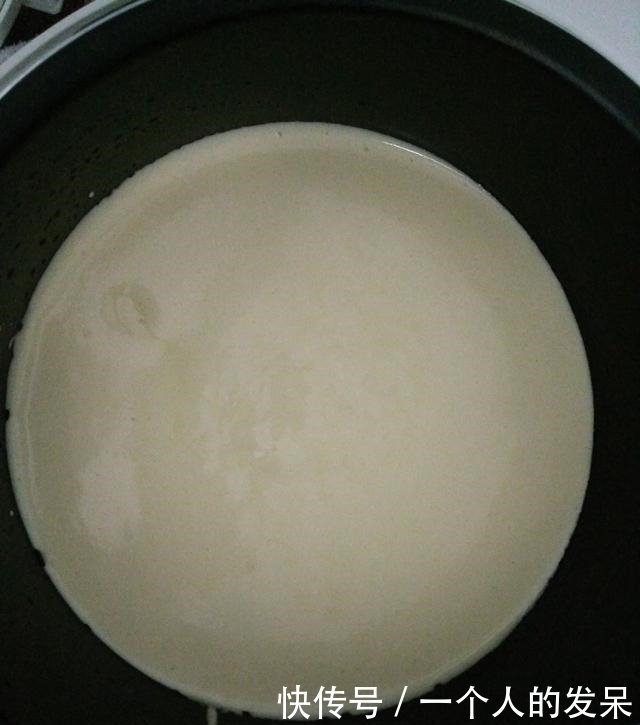 电饭煲蛋糕 起的非常高,材料只需4样 可香了松软好吃