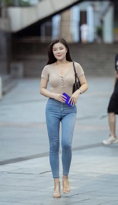 搭配|穿紧身牛仔裤，搭配高跟凉鞋，更显身姿曼妙！