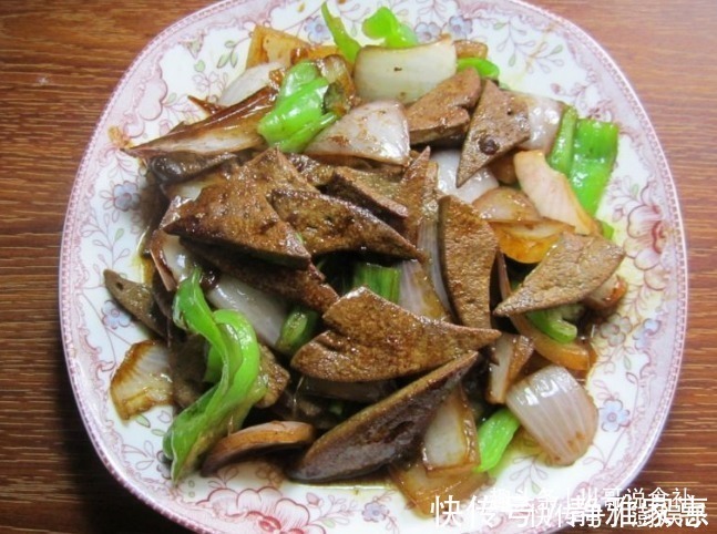炒猪肝时,最“忌”直接下锅炒,老厨师教你一招,猪肝又嫩又滑