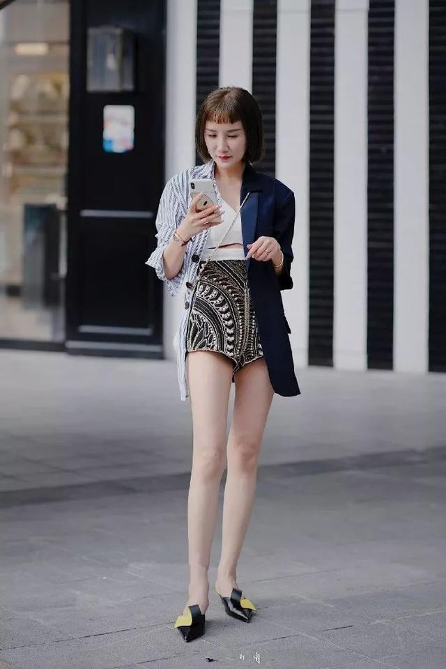 短裤|小姐姐身穿时髦上衣,搭配黑白色短裤,看上去十分的时尚