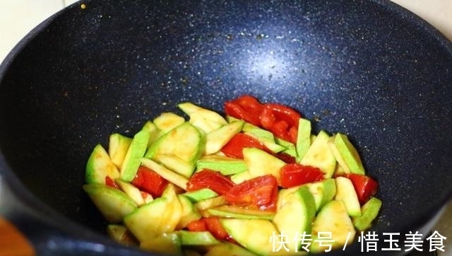 一家三口的晚餐，4道家常菜荤素搭配，开胃又下饭，好吃又营养