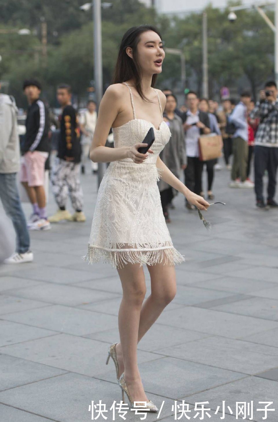 吊带连衣裙怎么搭配?可以选择蕾丝+bra的版型,女神范