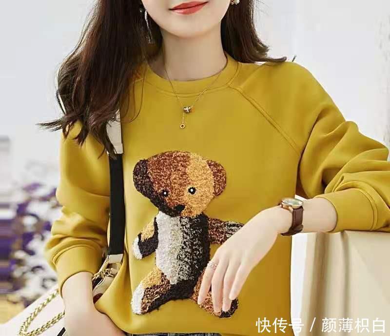 早春换季总穿毛衣,难怪不时髦,瞧新款“减龄”卫衣,时髦提气质