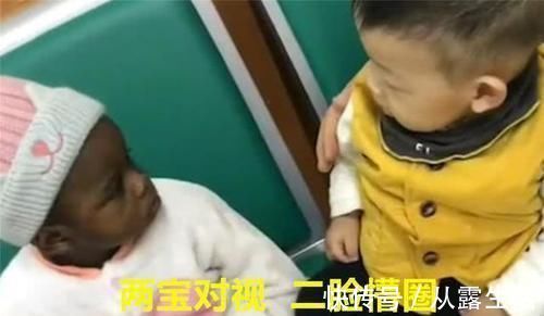 宝宝|带孩子到医院打针，遇上非洲宝宝，俩娃确认过眼神后，全都懵圈了