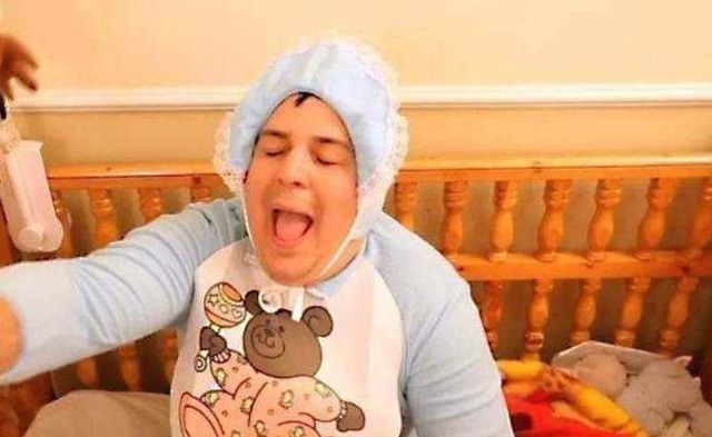 巨婴|33岁“巨婴男孩”,吃饭要喂睡觉要哄,父母照顾下拒绝长大