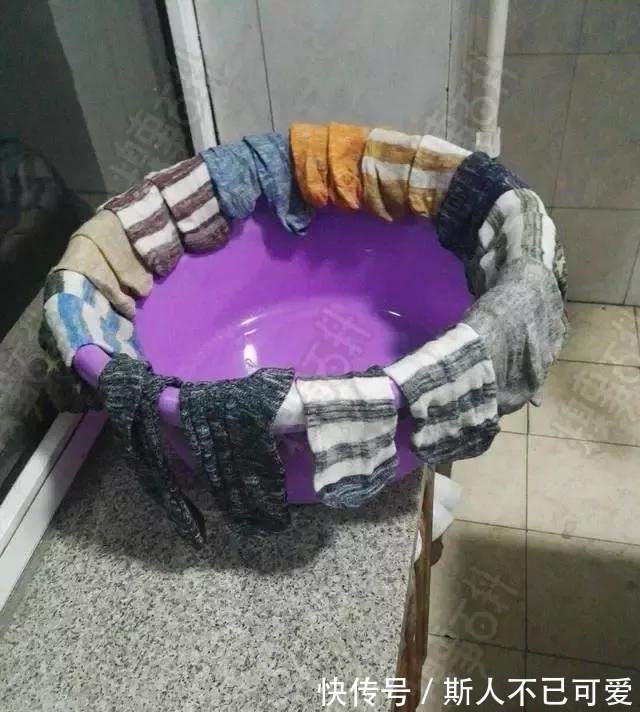 |幽默笑话:今天上班,在地铁上听到两个女人在谈话……