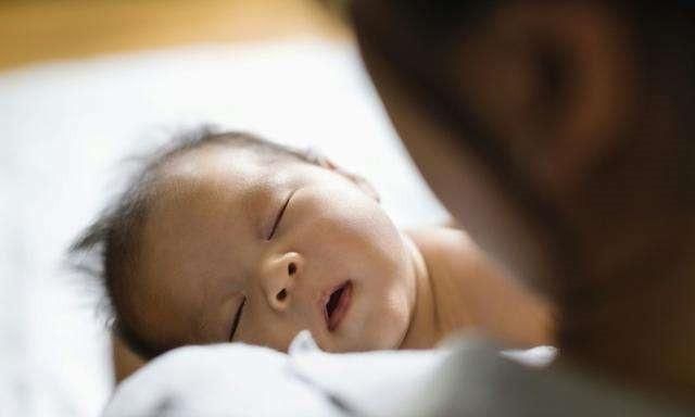家长|宝宝睡觉总喜欢摇头，是睡眠浅还是缺钙所致？背后原因家长要明白