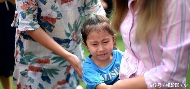 幼儿园|幼儿园办跳蚤市场，女儿两手空空回家，宝妈质问老师后连连道歉