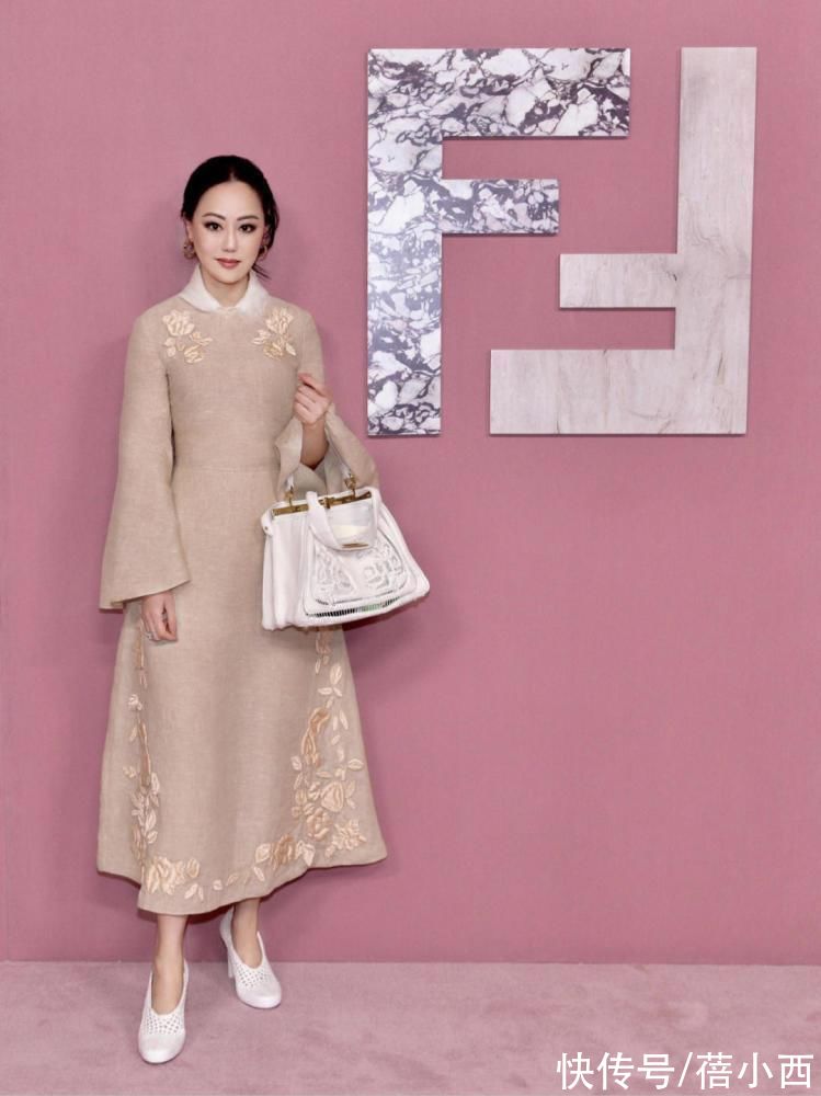 穿搭|章小蕙就算低调也满身尤物气场，穿印花裙配长卷发，妥妥的贵妇感