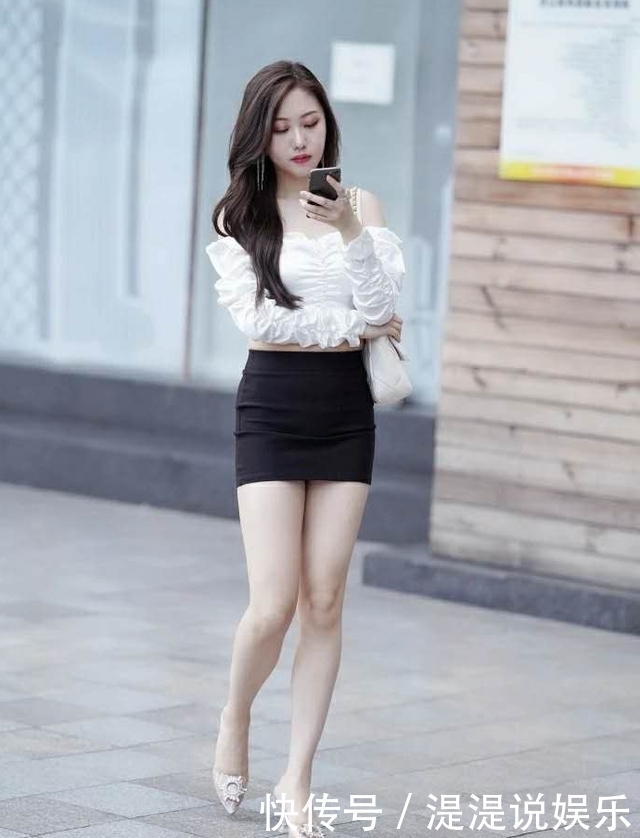 美女穿白色连衣裙简洁舒适又美观,充满时尚气息