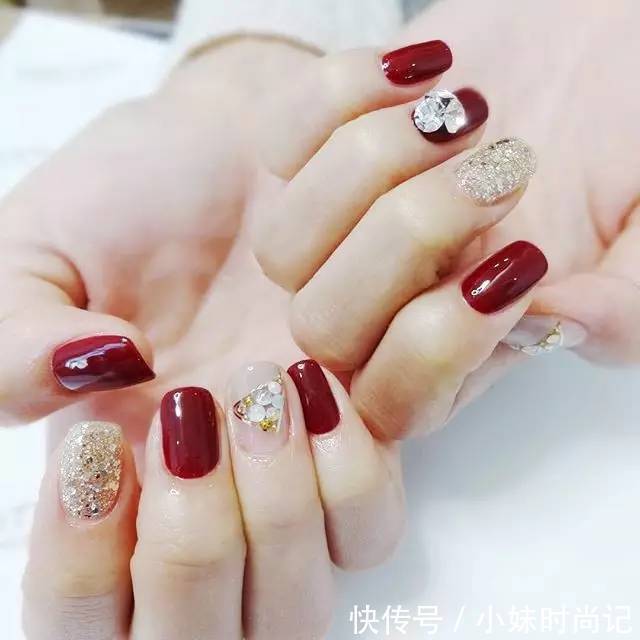 心动的新年美甲来了,精致又俏皮,主要是显手白